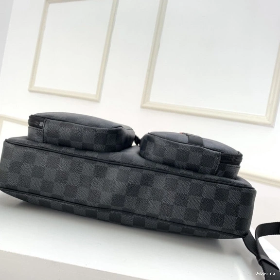 VUITTON BUSINESS LOUIS UTILITY BAG 0823